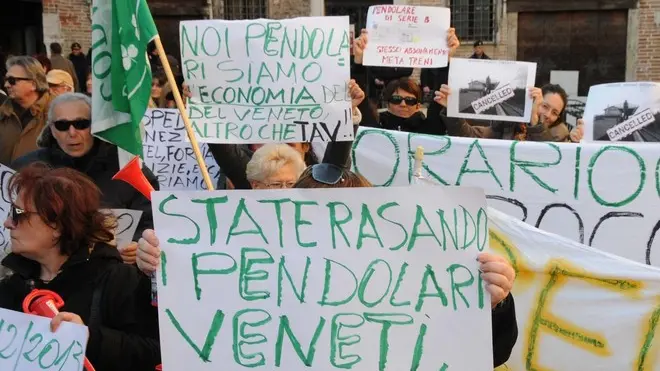 Interpress/Mazzega Morsego Venezia, 03.12.2013.- Manifestazione Pendolari contro i nuovi orari dei treni.- Nella foto in Campo San Rocco