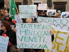 Interpress/Mazzega Morsego Venezia, 03.12.2013.- Manifestazione Pendolari contro i nuovi orari dei treni.- Nella foto in Campo San Rocco