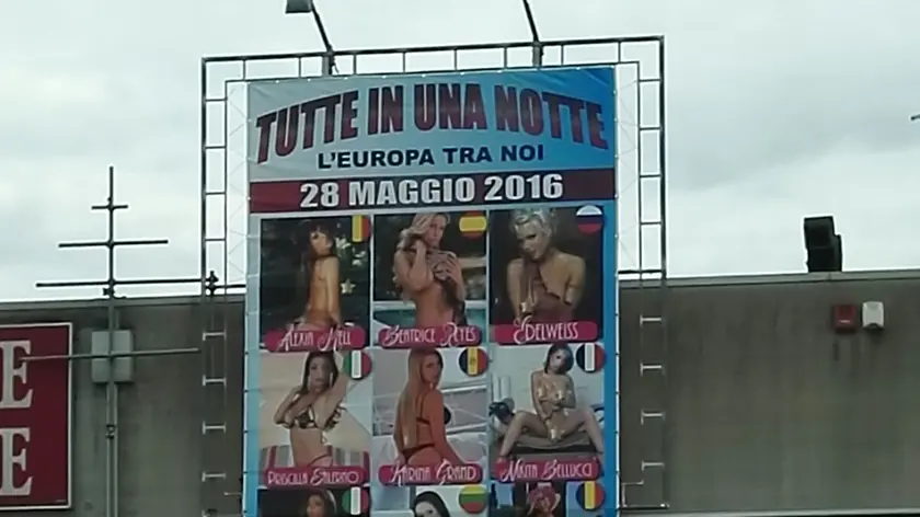 Il sexy cartellone al centro delle polemiche