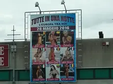 Il sexy cartellone al centro delle polemiche