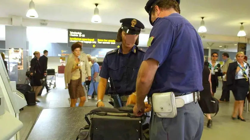 Tessera 10/09/01 Aeroporto Marco Polo controlli polizia di frontiera.. (C) Bertolin M. richiesto da De Polo