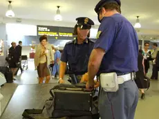 Tessera 10/09/01 Aeroporto Marco Polo controlli polizia di frontiera.. (C) Bertolin M. richiesto da De Polo