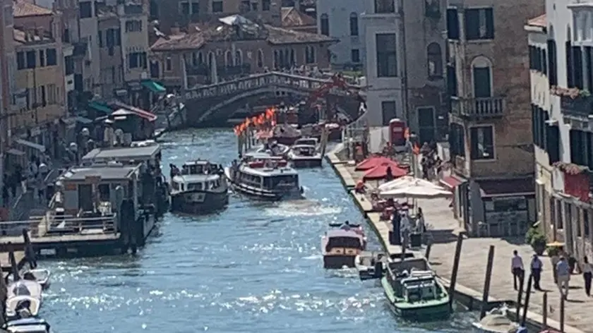 Il rio di Cannaregio e i cantieri dei lavori per il rialzo delle rive