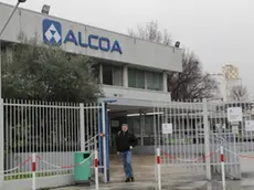 uscita degli operai dall'Alcoa di Marghera e ingresso dei camion