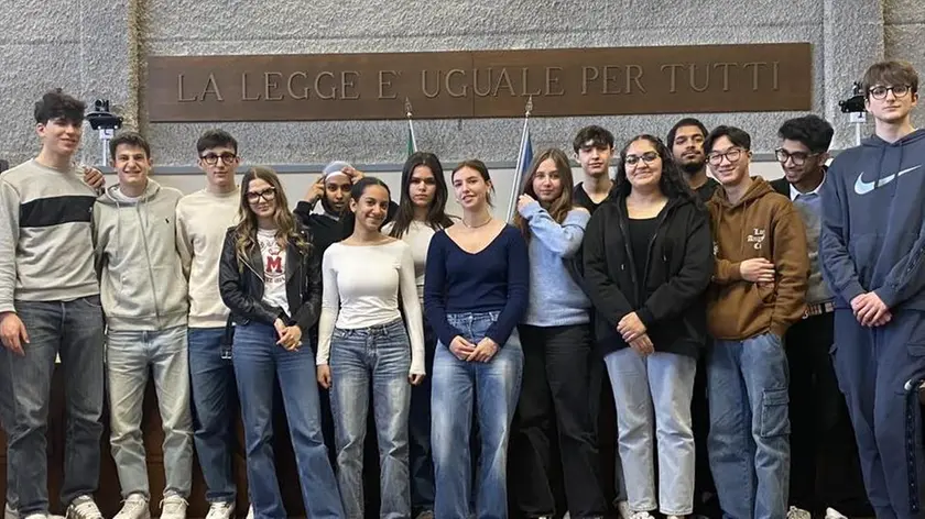 Una parte degli studenti della classe IV del liceo Stefanini dentro l’aula bunker di Mestre