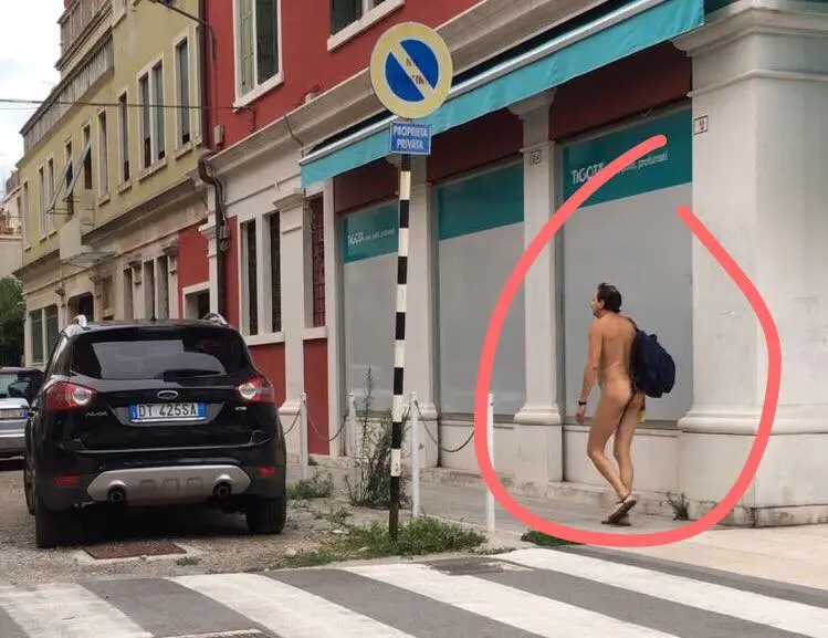 Uomo nudo in Gran Viale (foto tratta dal gruppo Facebook Insieme per il Lido e Pellestrino)
