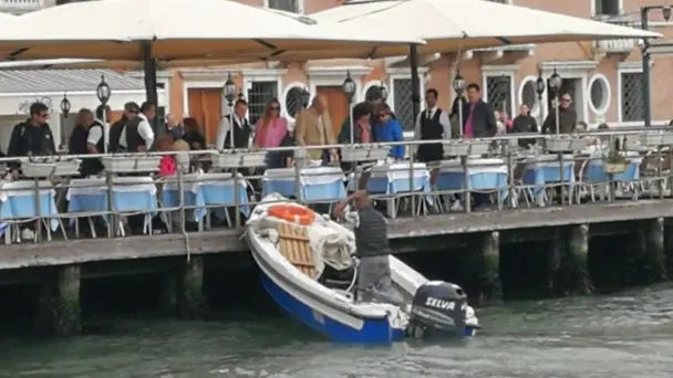 La barca incastrata nell'inferiata di un ristorante alle Zattere