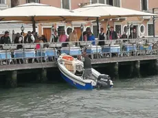 La barca incastrata nell'inferiata di un ristorante alle Zattere