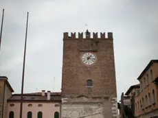 La nuova piazza Pellicani con la scala e la torre civica in vista