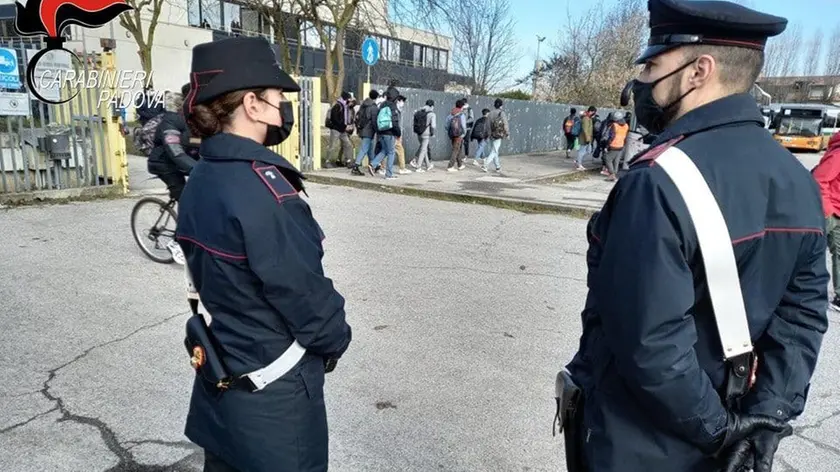Nell'abitazione del ragazzo sono intervenuti i carabinieri