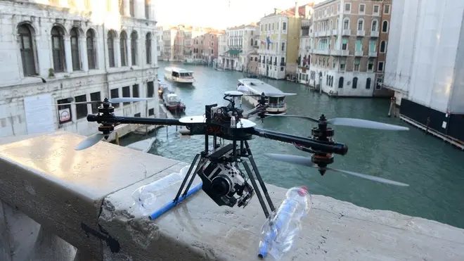 Interpress/M.Tagliapietra Venezia 03.12.2013.- Drone sopra il Ponte di Rialto.