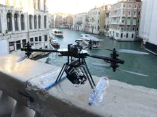 Interpress/M.Tagliapietra Venezia 03.12.2013.- Drone sopra il Ponte di Rialto.