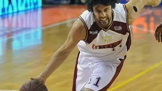 GARA-3. Guido Meini in azione La sua tripla domenica scorsa ha steso definitivamente la Snaidero Udine portando il punteggio dei quarti sul 2-0 A destra, una porzione degli spalti del Taliercio: nell’ultima partita i tifosi si sono fatti sentire trascinando la squadra al successo