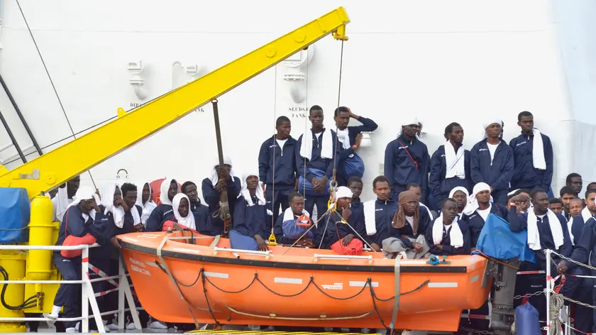 25/10/2016 Sbarco nel porto di Taranto di migranti subsahariani e bengalesi raccolti al largo delle coste libiche dalla nave Aquarius della Ong Sos Mediterranee, organizzazione umanitaria italo-franco-tedesca che opera in partenariato con Medici senza Frontiere. A bordo molte donne in gravidanza, con bambini, e minori non accompagnati