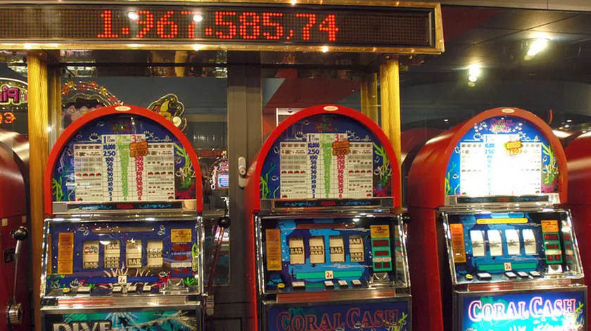 La slot machine con l'importo di una vincita record sul display in una foto d'archivio. ANDREA MEROLA / ANSA / PAL