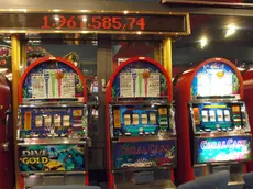 La slot machine con l'importo di una vincita record sul display in una foto d'archivio. ANDREA MEROLA / ANSA / PAL
