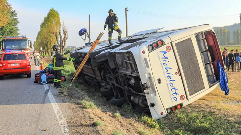 Filippi Montebelluna strada Feltrina pulman si rovescia ragazzi feriti