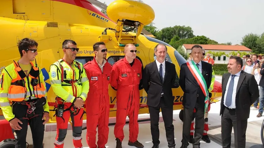 DE POLO - DINO TOMMASELLA - PORTOGRUARO - INAUGURAZIONE ELISUPERFICE- PILOTI E PERSONALE DELL'ELICOTTERO CON ZAIA, BERTONCELLO E BRAMEZZA