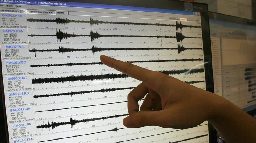 20050329 - CRO - TERREMOTI: RIENTRA PAURA MA RESTANO INTERROGATIVI..ESPERTI PERPLESSI PER COMPORTAMENTO TSUNAMI. Indonesian seismologists shows the graphic of the earthquake that hit northen Indonesia, at the National Earthquake Center in Jakarta Indonesia on Tuesday, 29 March 2005. The death toll continued to mount Tuesday, with Indonesian leaders saying up to 2,000 people may have perished after a 8.7-magnitude earthquake off the coast of Sumatra renewed fears of another tsunami disaster throughout Indian Ocean coastal regions. BAGUS INDAHONO / ANSA / RED