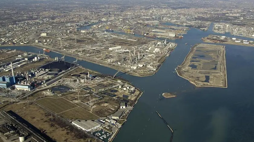 Foto per Mitia Chiarin - Veduta aerea di Porto Marghera - Porto Marghera dall'alto, qui Zoggia indica l'area di sviluppo