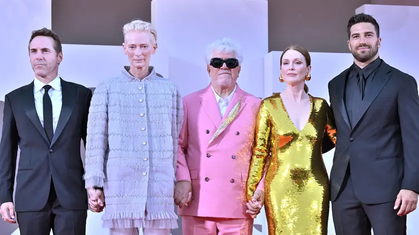 Da sinistra Alessandro Nivola, Tilda Swinton, Pedro Almodovar, Julianne Moore, Alvise Rigo alla Mostra del Cinema di Venezia