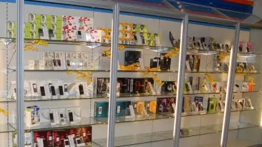 Gli scaffali della Sme parzialmente svuotati di telefonini