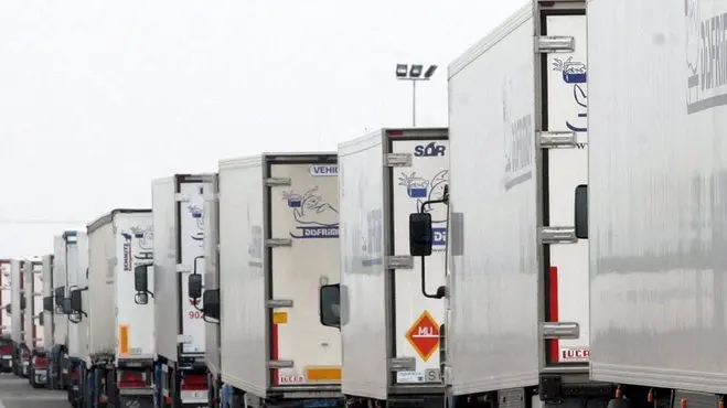 Decine di tir fermi durante uno sciopero degli autotrasportatori in una foto di archivio. Si prepara una settimana complicata per chi viaqgia su gomme a causa dello sciopero dei tir deciso da Trasportounito con un fermo che scatterà alla mezzanotte di oggi e si protrarrà fino alle ore 24 di venerdì. I maggiori danni economici si possono avere per il blocco dei porti.MORELL - ANSA