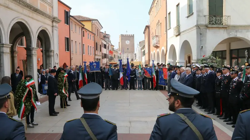 Foto Agenzia Candussi/ Chiarin/ Mestre, via Palazzo/ Celebrazioni per il 25 aprile presso il municipio di Mestre