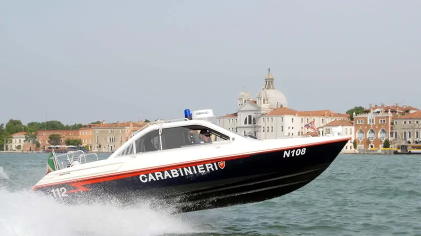 Il nucleo natanti dei carabinieri è intervenuto per arrestare un uomo violento
