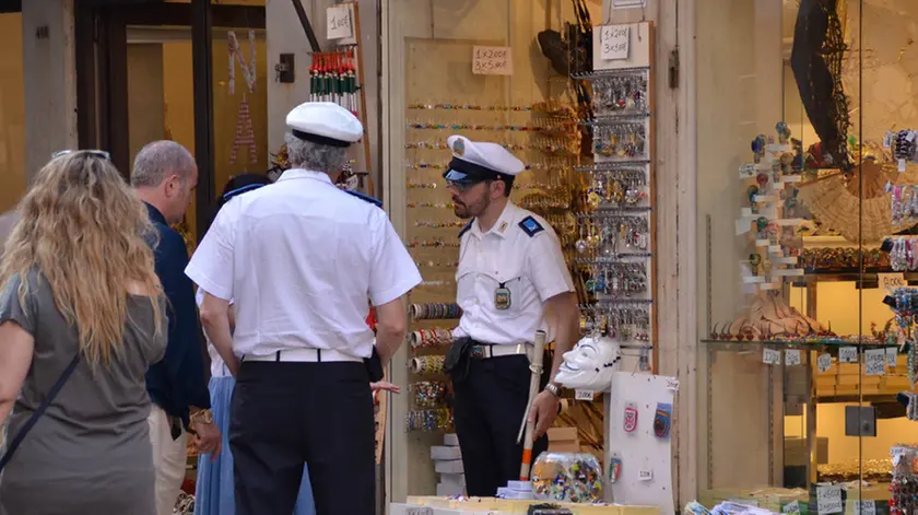 Interpress/Mazzega. 10.06.2015.- Controllo della Polizia Localesulla merce esposta all'esterno.