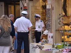 Interpress/Mazzega. 10.06.2015.- Controllo della Polizia Localesulla merce esposta all'esterno.