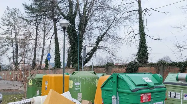 Rifiuti abbandonati in via Fornace ad Altobello