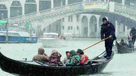 Francica Venezia 01.02.2012.- Neve e freddo a Venezia. Gondole con turisti orientali in Canal Grande Rialto.- Interpress/M.Tagliapietra