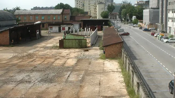 MESTRE: IL PIAZZALE CHE DA ANNI OSPITAVA TONNELATE DI FERRO DA RECICLARE TRA LA FERROVIA E VI CA' MARCELLO ORA RIPULITA. 25/08/05 © L. P˜rcile