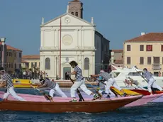 Pellicani Interpress-M.Tagliapietra Venezia 05.08.2012.- Retaga di Pellestrina. Uomini su pupparini a due remi.