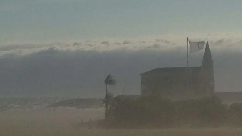 COLUCCI - DINO TOMMASELLA - CAORLE - FORTI RAFFICHE DI VENTO LUNGO LA SPIAGGIA CREANDO UNA "TEMPESTA DI SABBIA"