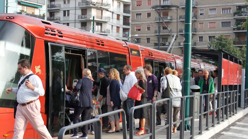 agenzia candussi. giornalista; artico. descrizione: primo giorno di attivazione del serivizio tram fino a Venezia Piazzale Roma.