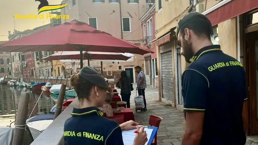 Controlli della Finanza in centro storico a Venezia