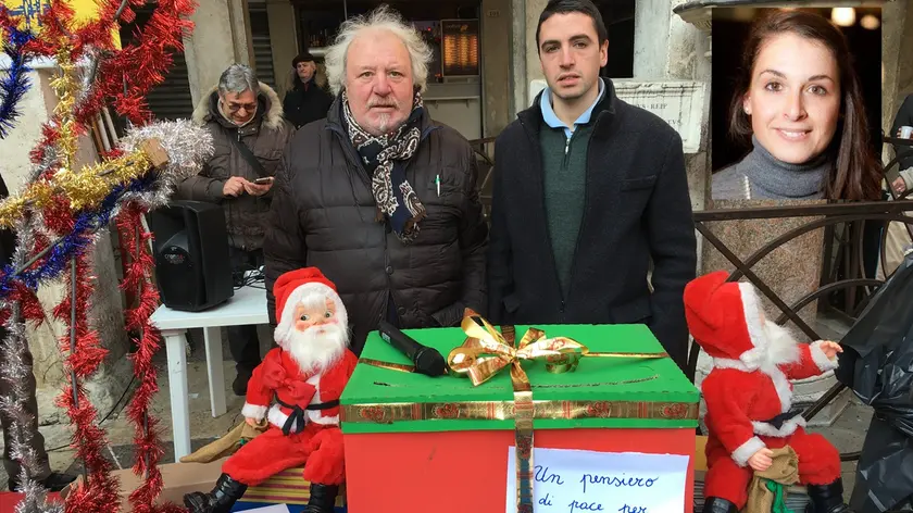 A destra Dario Solesin raccoglie a Rialto i pensieri dedicati alla sorella
