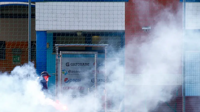 Fumogeni lanciati dai 2 tifosi della Pro Gorizia FC Calvi Noale vs Pro Gorizia Mestre, 02/05/2021 Lorenzo Pòrcile
