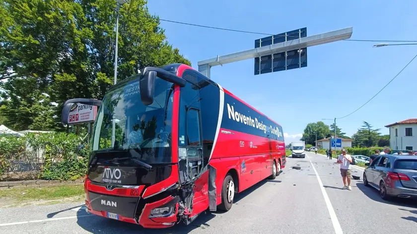 L'autobus di linea dopo l'impatto con l'auto