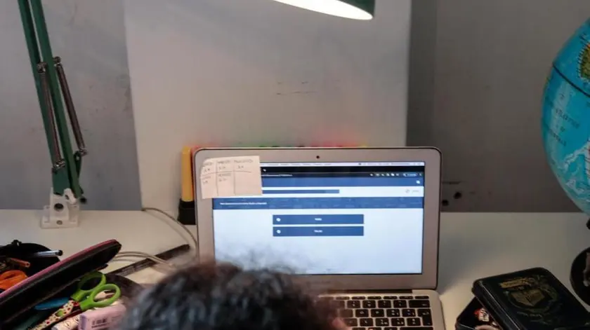 26/05/2020 Roma, studentessa segue lezione scolastiche a casa, in videoconferenza con gli altri studenti della classe