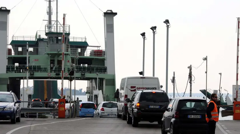 Agostini Interpress Venezia, 14.04.2010.- ACTV, Ferry Boat al Tronchetto.-