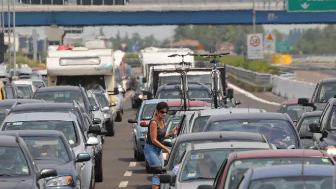 20090801 - TREVISO - LIF - ESTATE: 30 KM CODA SU PASSANTE MESTRE,INTASATE STRADE VENETO. Auto e camper di vacanzieri in coda oggi 1° agosto 2009 lungo il nuovo passante di Mestre, che collega A4 e A27 verso la costa adriatica. Trenta chilometri di coda al passante di Mestre e traffico rallentato e intenso in tutto il resto del Veneto, nel primo, vero esodo estivo. Sul passante di Mestre una colonna di mezzi è ferma dal comune di Spinea fino Quarto d'Altino, nel veneziano, mentre la tangenziale che un anno fa considerata l'incubo dei vacanzieri, e' completamente libera...ANSA/ANDREA MEROLA/DRN