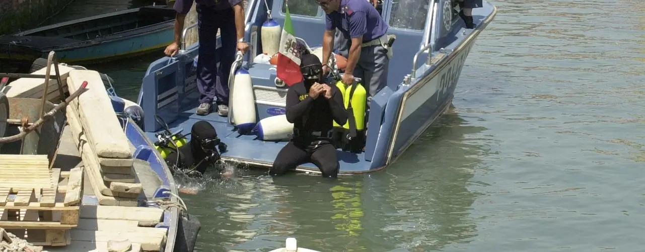 Controlli anti bomba con i subacquei della polizia nei canali