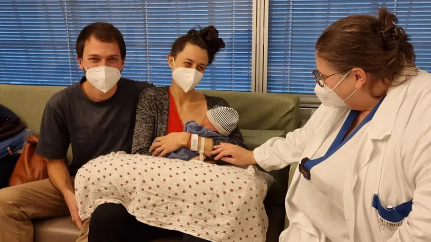 Pietro e Anna Vera con la piccola Irene all'Ospedale dell'Angelo