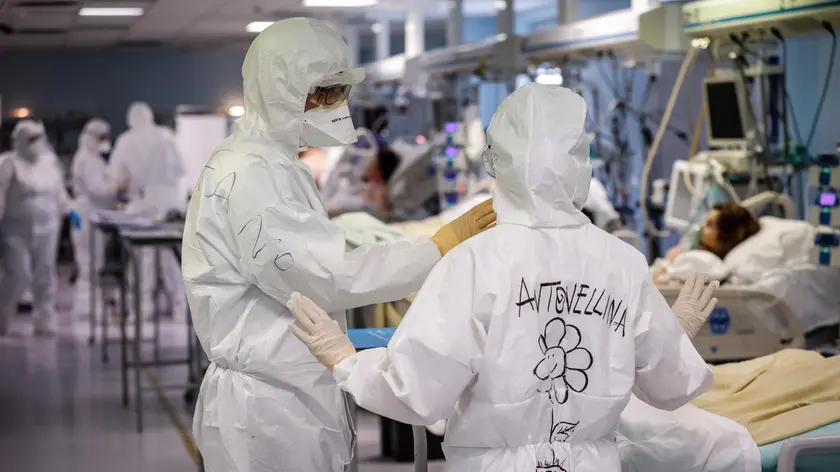 Health workers wearing overalls and protective masks in the intensive care unit of the San Filippo Neri hospital during the Covid-19 Coronavirus pandemic, in Rome, Italy, March 22, 2021. ANSA/GIUSEPPE LAMI