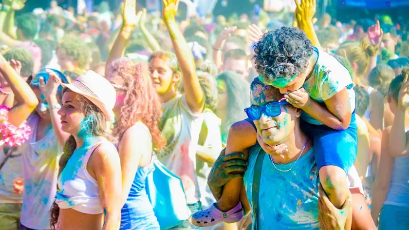 Holi, la festa dei colori, fa tappa a Caorle e Jesolo