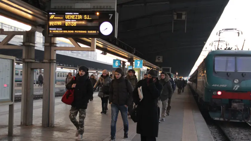 Disagi alla stazione ferroviaria di Mestre a causa dell'introduzione del nuovo orario cadenzato