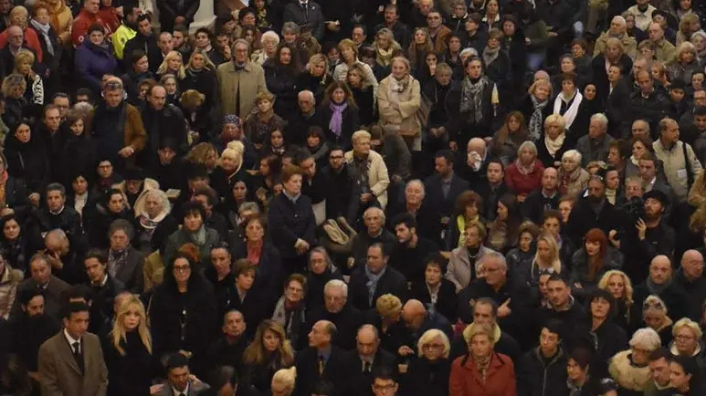 DINELLO - DINO TOMMASELLA - SAN DONA' DI PIAVE - FUNERALE MORIA ORFEI- MOMENT DURANTE LA CERIMONIA E IL GRUPPO DI SACERDOTI CELEBRANTI